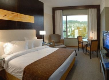 Bolsonaro acaba com pagamento de direito autoral por músicas reproduzidas em hotéis 