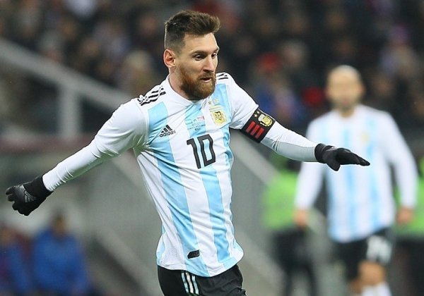 Messi leva a Bola de Ouro pela sexta vez e ‘unifica’ prêmio de melhor do mundo