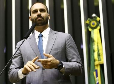 PSL pune 18 deputados ligados a Bolsonaro; filho do presidente compõe lista