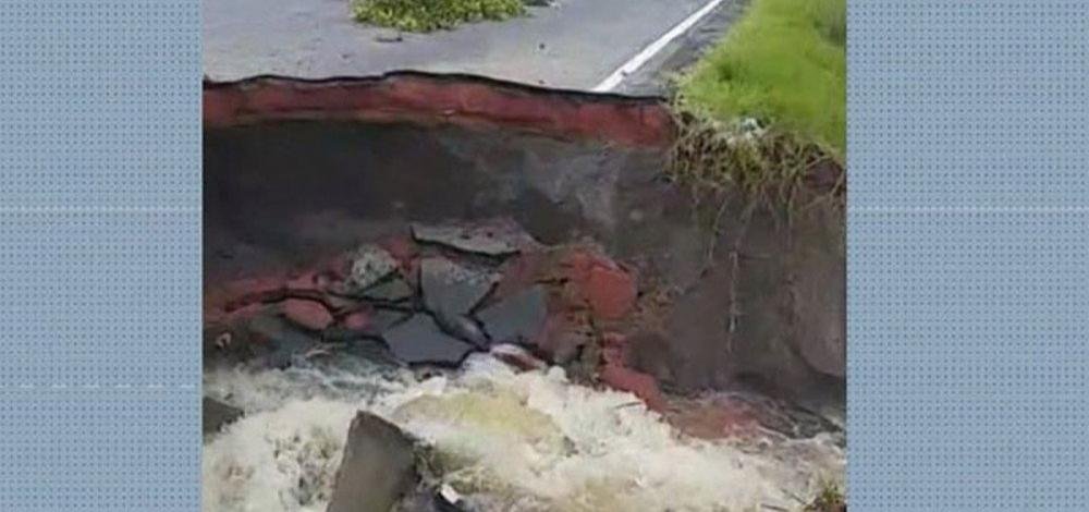 Cratera se abre na BA-001 e pista é interditada parcialmente no sul da Bahia