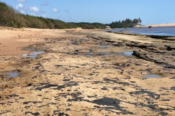Manchas de óleo são encontradas na praia de Subaúma na manhã desta quarta (11)