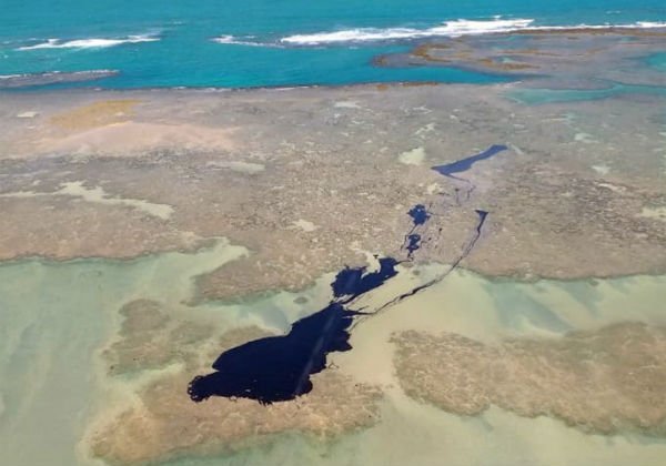 Pescadores atingidos pelo óleo começam a receber auxílio do governo nesta segunda