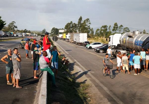 Caminhoneiros: ministro de Minas e Energia nega possibilidade de greve