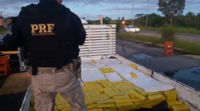 Quase 2 toneladas de maconha são apreendidas pela PRF em Alagoinhas em caminhão com placas clonadas