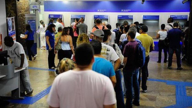 Bancos abrem em horário especial nesta terça-feira (24), véspera do Natal