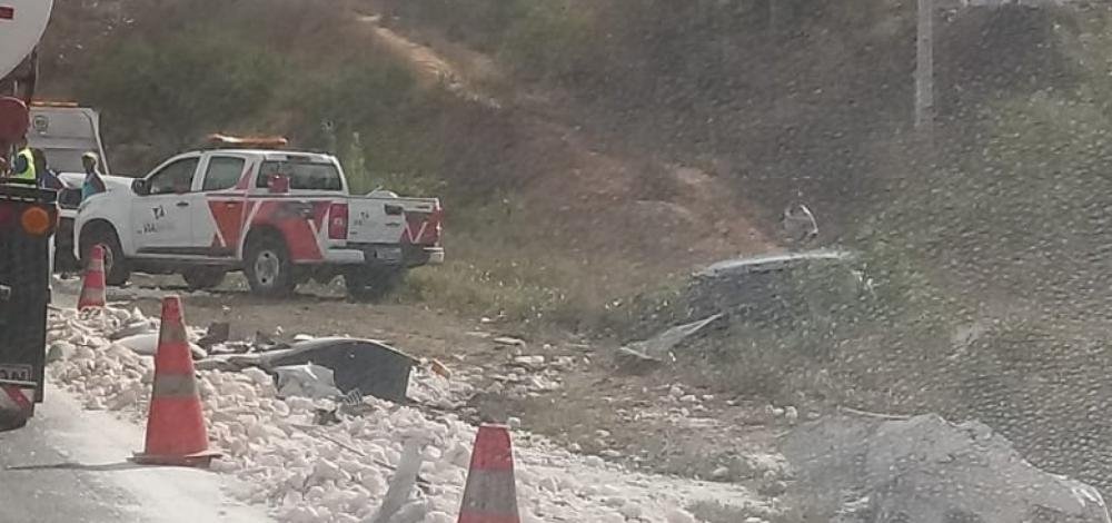 Acidente entre caminhão-cegonha e caçamba deixa pelo menos dois feridos na BR-116