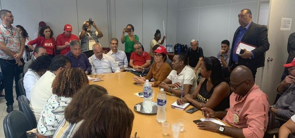 Deputados se reúnem com servidores após protesto na Alba