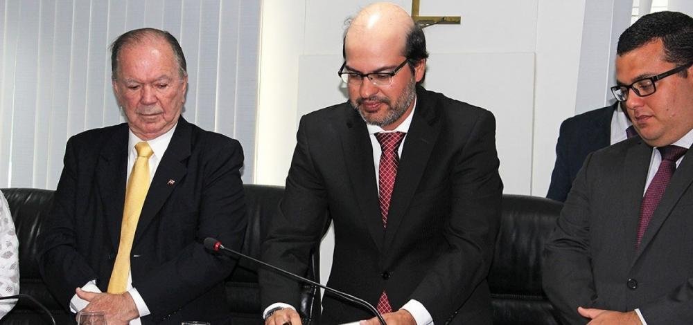 Novo presidente do TCE toma posse e prega aproximação com os cidadãos