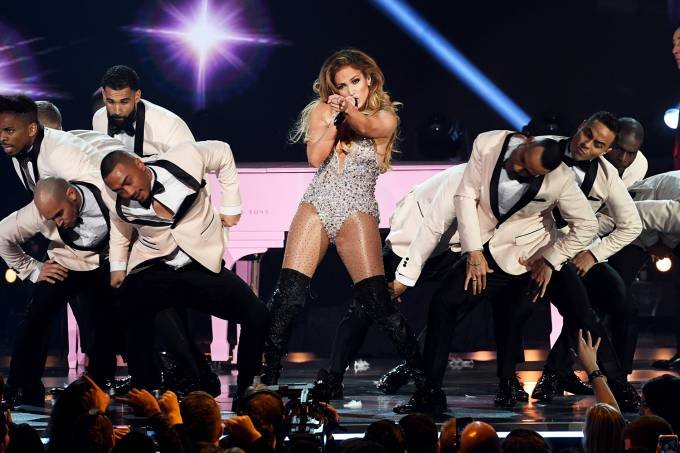 Apresentação de fôlego não salva Jennifer Lopez de críticas no Grammy 2019
