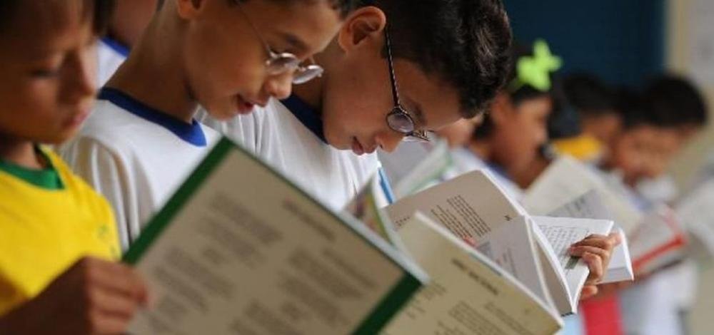 MEC estuda descartar quase 3 milhões de livros didáticos sem uso