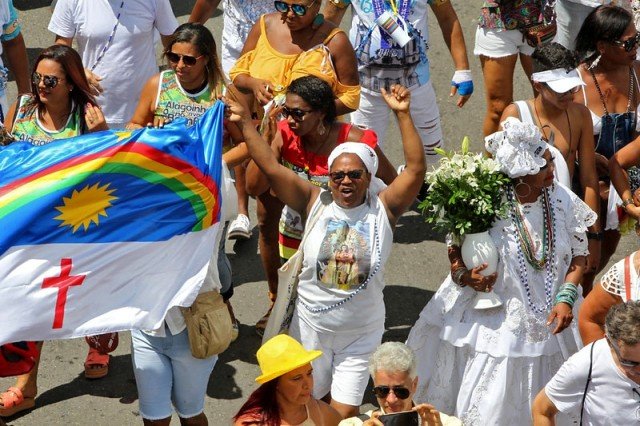 Lavagem do Bonfim encanta turistas que visitam Salvador