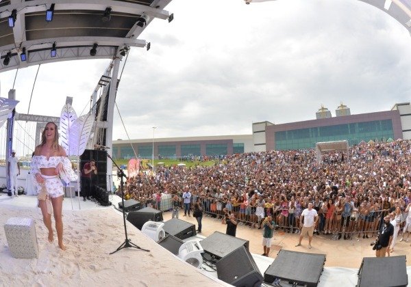 Show de Claudia Leitte marca abertura ao público de Centro de Convenções
