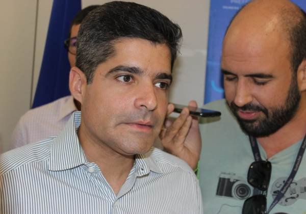 Deputado vai à Justiça para retirar nome e busto de ACM do novo centro de convenções