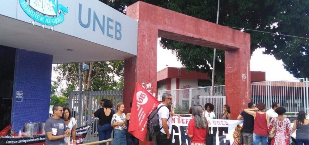 Professores seguem com salários cortados após decisão da Justiça, diz Aduneb