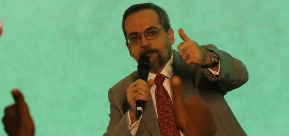 Ministro da Educação curte post que pede prisão de Rodrigo Maia