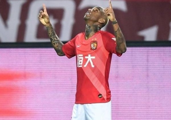 Talisca volta ao Brasil por causa do coronavírus e é especulado no Palmeiras