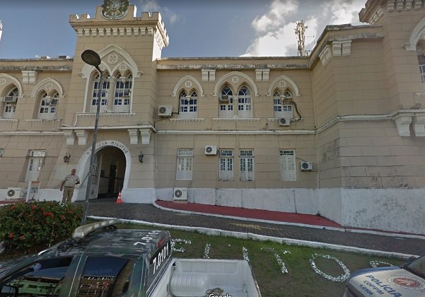 Jovens protestam em sede da PM, após agressão racista a jovem