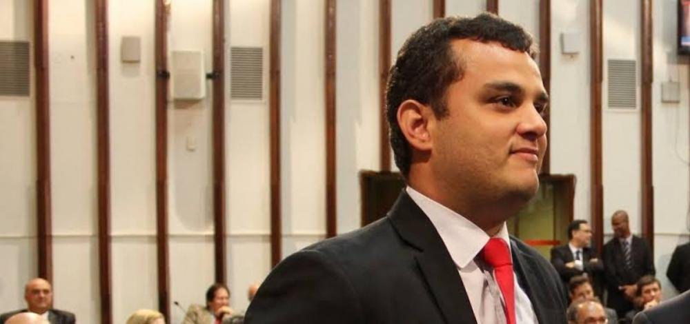 Miliciano Adriano Nóbrega estava escondido em sítio de irmão do deputado Alex Lima