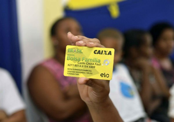 Bolsonaro trava Bolsa Família em cidades pobres; fila chega a 1 milhão