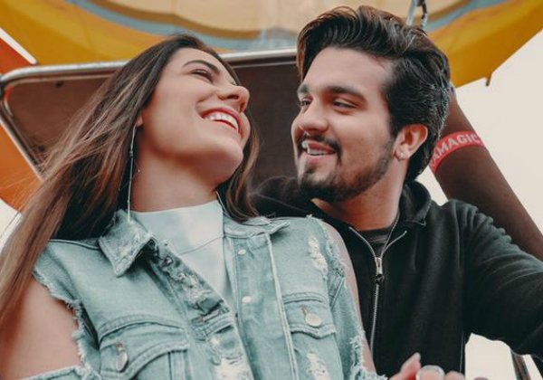 Noiva de Luan Santana se descuida e filma teste de gravidez