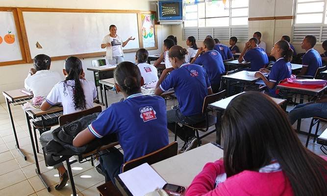 Professores da rede estadual paralisam atividades nesta terça-feira (18)