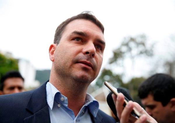 Flávio Bolsonaro admite ter visitado Adriano da Nóbrega na prisão, em 2005