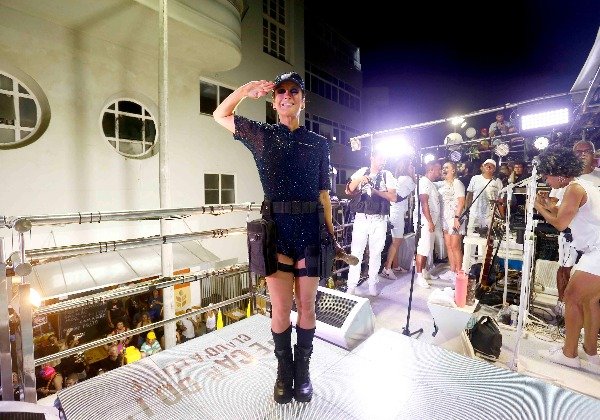 Claudia Leitte homenageia mulheres da Guarda Municipal de Salvador