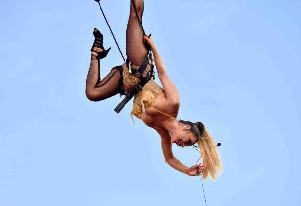 Com performance em guindaste, Cláudia Leitte inicia desfile no Blow Out