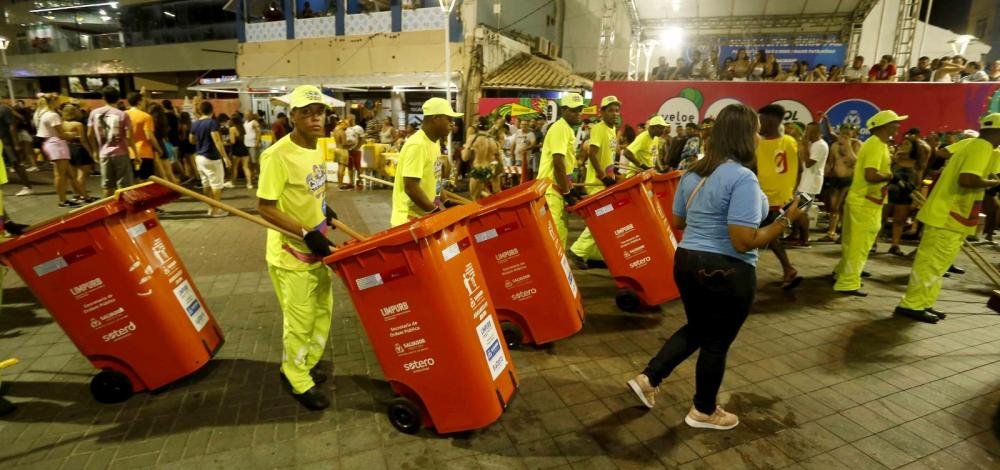 Toneladas de lixo já recolhidas no Carnaval equivalem a quase 20 trios