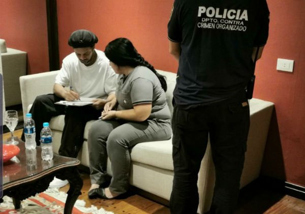Ronaldinho Gaúcho usa documento falso e é detido no Paraguai