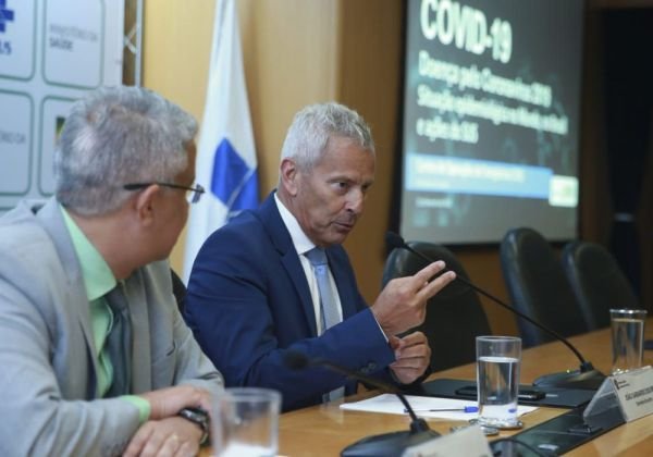 Ministério da Saúde convoca 5 mil médicos para combater coronavírus