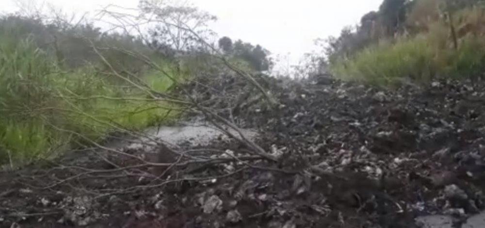 Trecho que liga dois municípios no sul da BA é interditado após deslizamento de terra