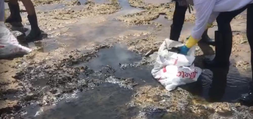 Prefeitura de Camaçari afirma que óleo jogado ao mar em Itacimirim não oferece riscos