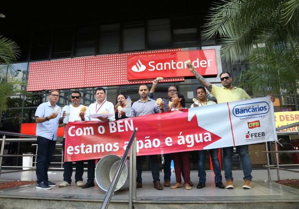 Bancários protestam contra Santander por abrir agências aos sábados