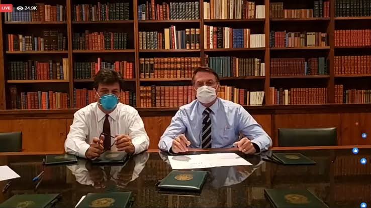 De máscara, Bolsonaro pede que população ‘repense ida’ às manifestações