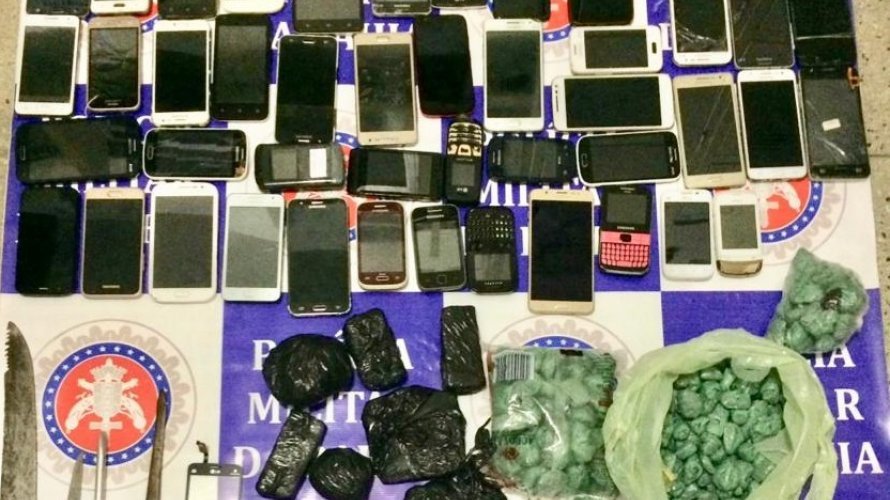 Operação apreende mais de 40 celulares, facas e drogas dentro de presídio em Paulo Afonso