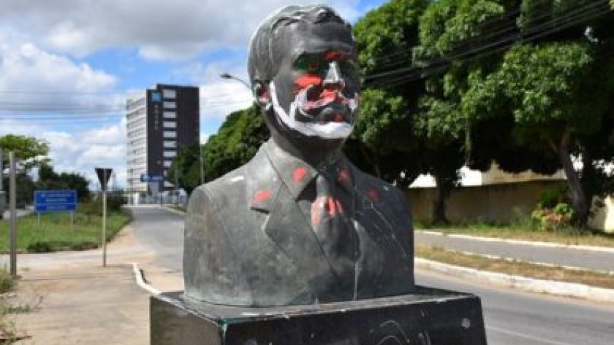 Busto de Luís Eduardo Magalhães é alvo de vandalismo em Vitória da Conquista