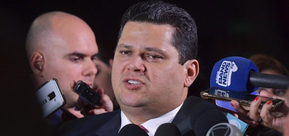 Presidente do Senado chama ida de Bolsonaro a protestos de 'inconsequente'