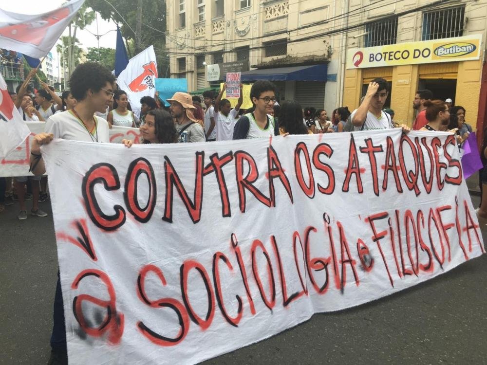 Professores e estudantes protestam no Campo Grande contra cortes na Educação