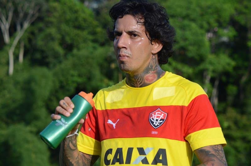 Victor Ramos está fora do Vitória