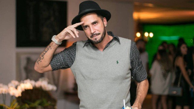 Mãe de filha de 10 anos de Latino volta a acusá-lo de não pagar pensão