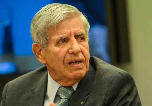 Após teste positivo de Heleno, dez assessores do ministro ficarão em casa