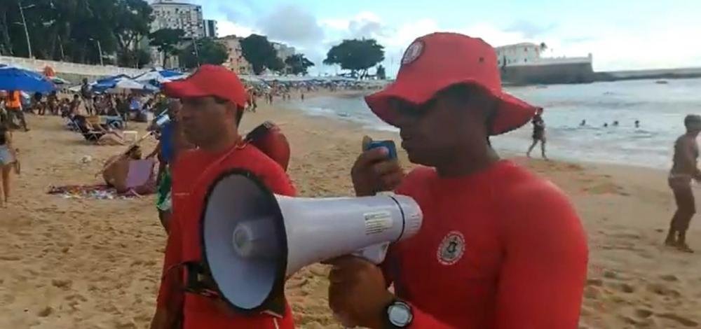 Rui desloca Corpo de Bombeiros para coibir população nas praias de Salvador