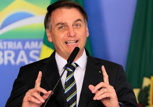 Bolsonaro diz que manifestantes contra cortes na educação são 'idiotas úteis'