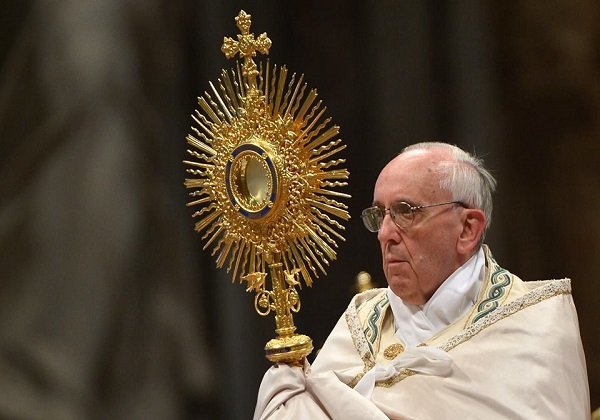 Papa pede oração mundial e diz que dará bênção especial em resposta ao coronavírus