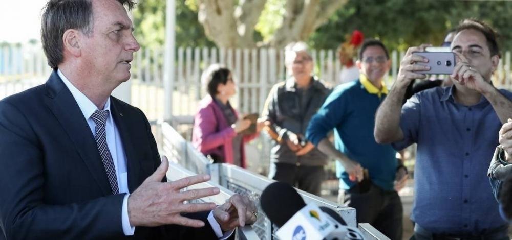 Bolsonaro ironiza presença de jornalistas no Alvorada: ‘Não estão com medo do coronavírus?’