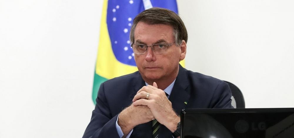 Brasileiro pula em esgoto e não acontece nada, diz Bolsonaro em alusão a infecção pelo coronavírus