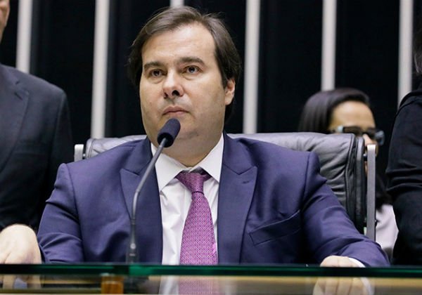 Maia não abrirá pedidos de impeachment contra Bolsonaro durante pandemia