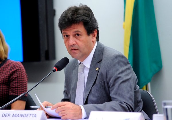 Mandetta anuncia compra de todas as máscaras fabricadas pela 3M no país