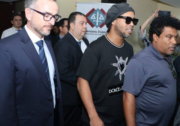 Ronaldinho e irmão pagam US$ 1,6 mi e vão para prisão domiciliar
